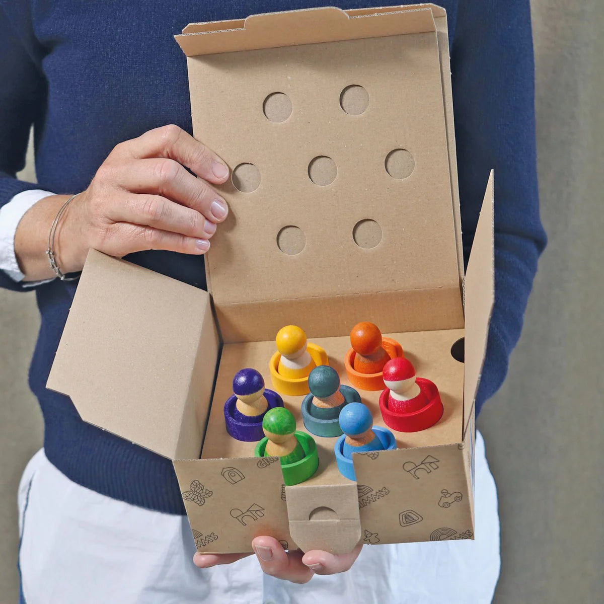 Zeven vriendjes in houten bakjes van Grimms