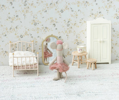 Rosa Vintage-Bett von Maileg - perfekt für das Mäusehaus