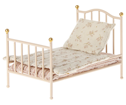Rosa Vintage-Bett von Maileg - perfekt für das Mäusehaus