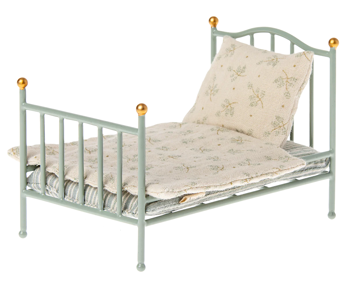 Hellblaues Vintage-Bett von Maileg - perfekt für das Mäusehaus