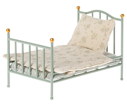 Hellblaues Vintage-Bett von Maileg - perfekt für das Mäusehaus