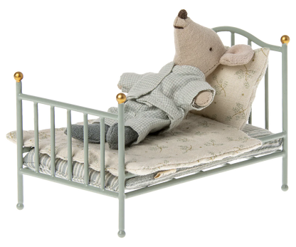 Hellblaues Vintage-Bett von Maileg - perfekt für das Mäusehaus