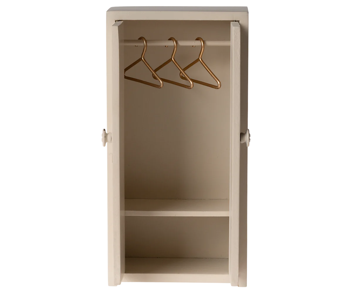 Cremefarbender Kleiderschrank von Maileg - perfekt für das Mäusehaus