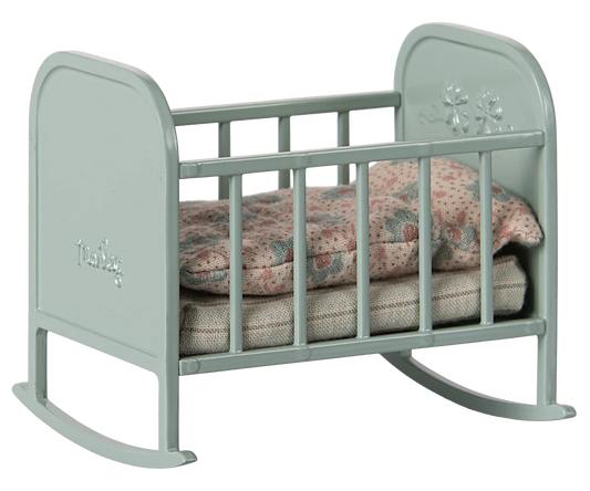 Blaue Baby-Wiege von Maileg - perfekt für das Mäusehaus