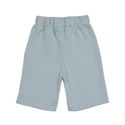 Kurze Hose in hellblau mit Waffle-Optik von Lässig