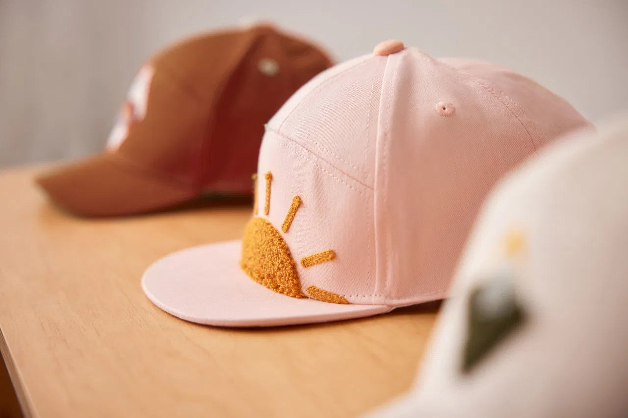 Rosa Kappe "Sunny" mit Sonnen-Motiv von Lässig