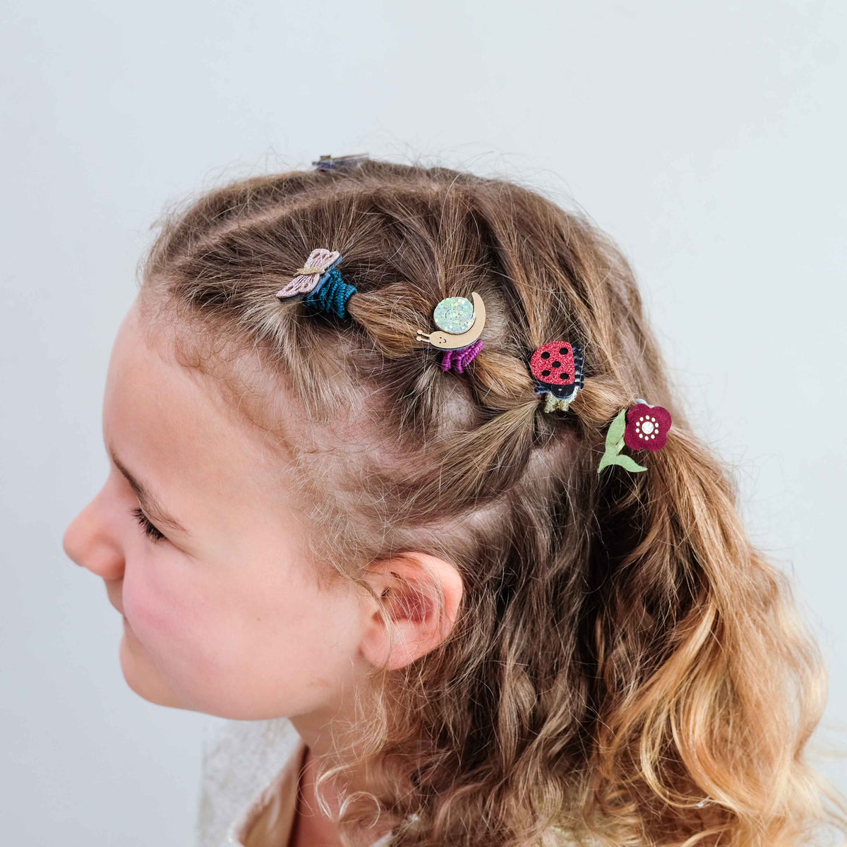 Kleine Haargummis mit Marienkäfer- und Schmetterling-Motiv von Mimi & Lula, 8er Set – kleines Mitbringsel für Mädchen