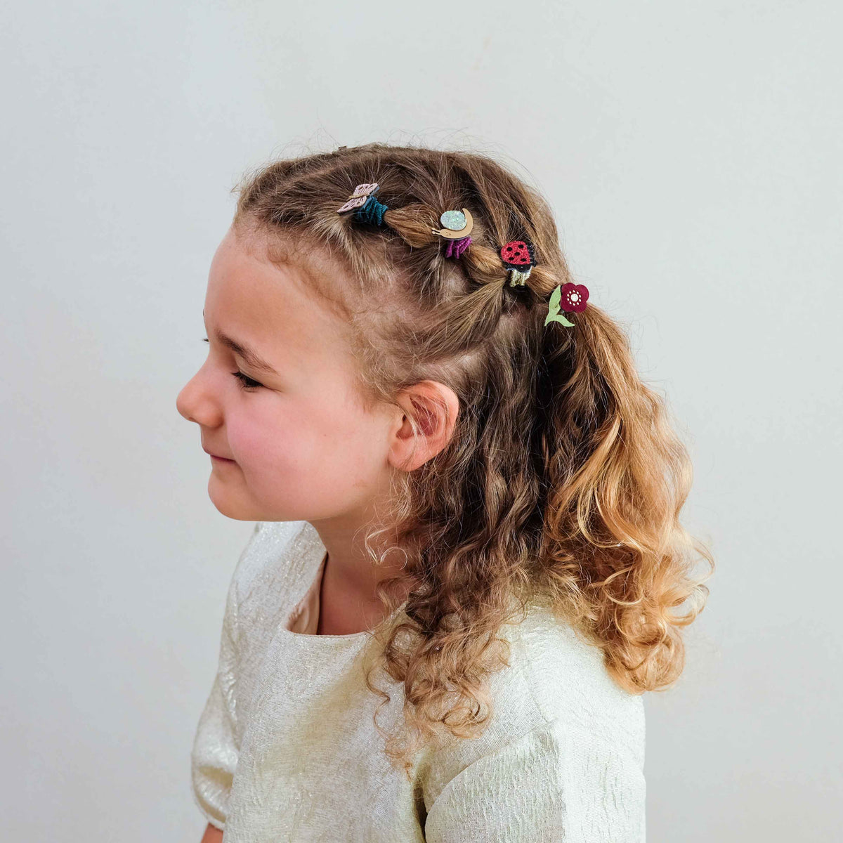 Kleine Haargummis mit Marienkäfer- und Schmetterling-Motiv von Mimi & Lula, 8er Set – Haarschmuck für Kinder als Geschenk zu Weihnachten