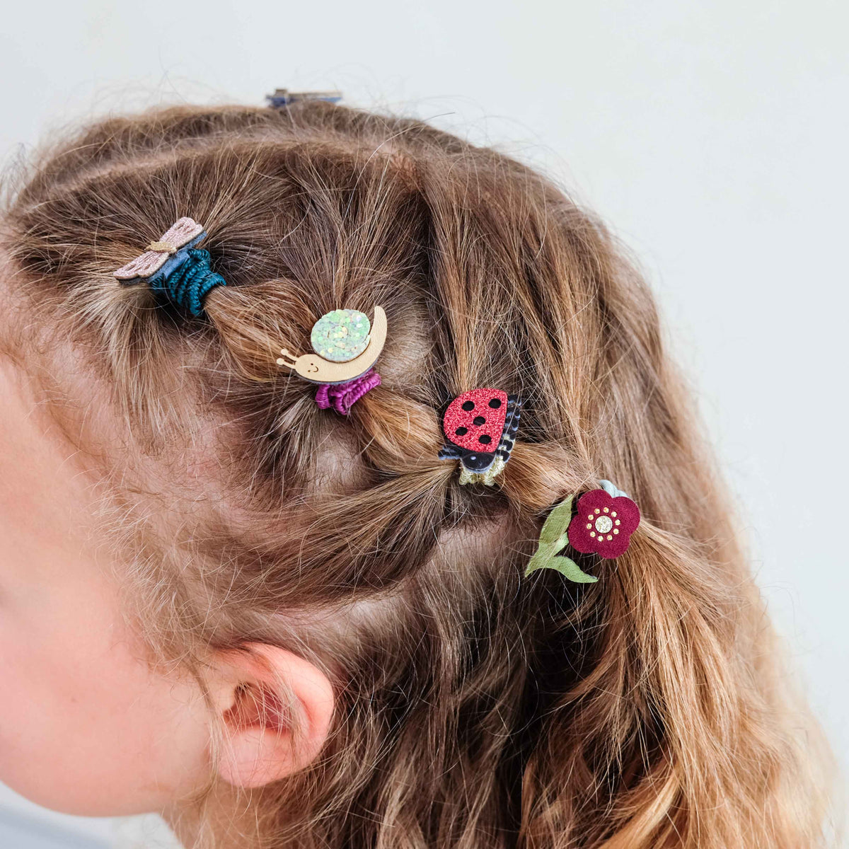 Kleine Haargummis mit Marienkäfer- und Schmetterling-Motiv von Mimi & Lula, 8er Set – Geschenkidee zum Nikolaus und für den Adventskalender