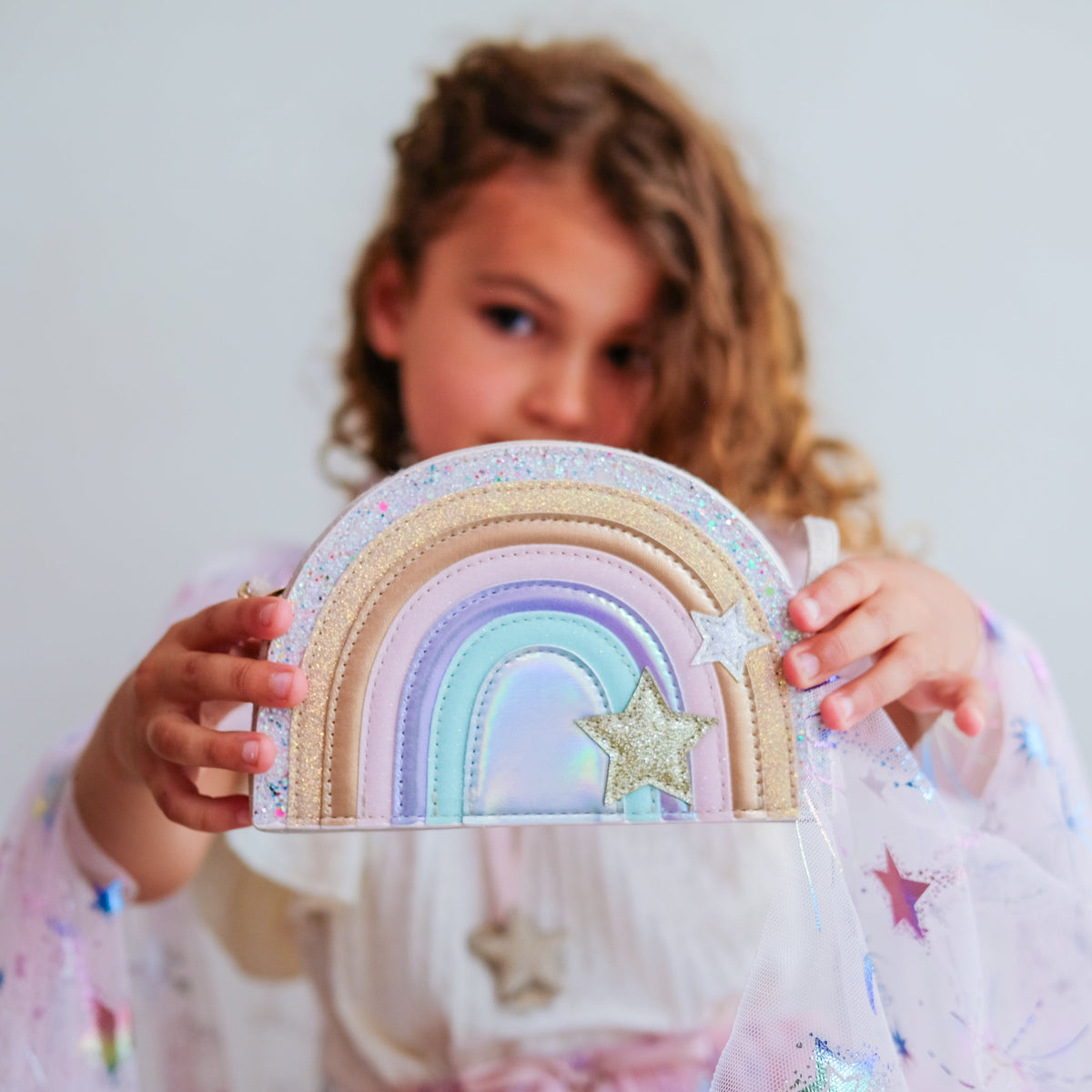 Kinder-Umhängetasche in Regenbogen-Form von Mimi & Lula, Rosa – Geschenk für Mädchen zu Weihnachten