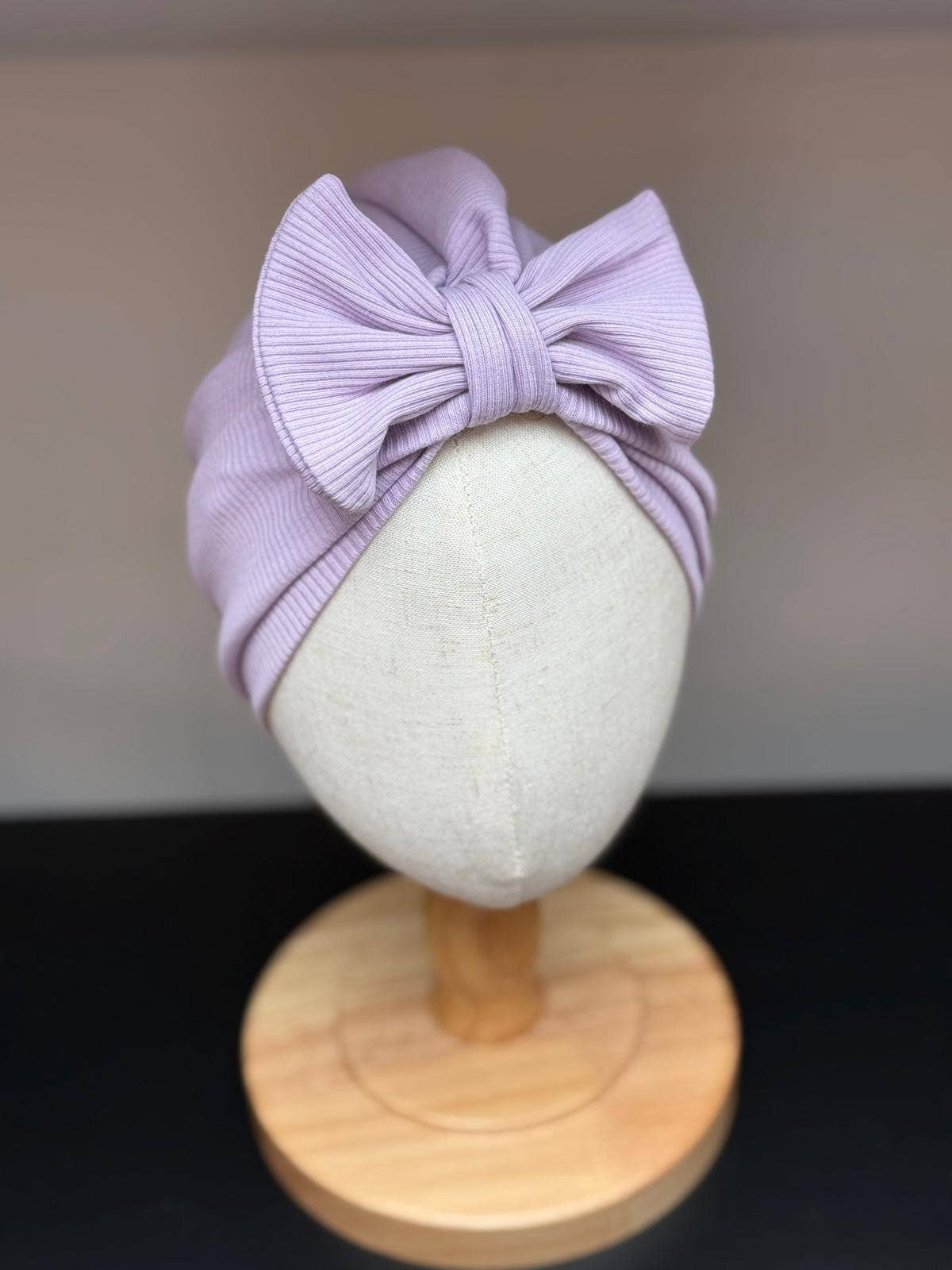 Violette Turban-Mütze mit Schleife von Fräulein Muh