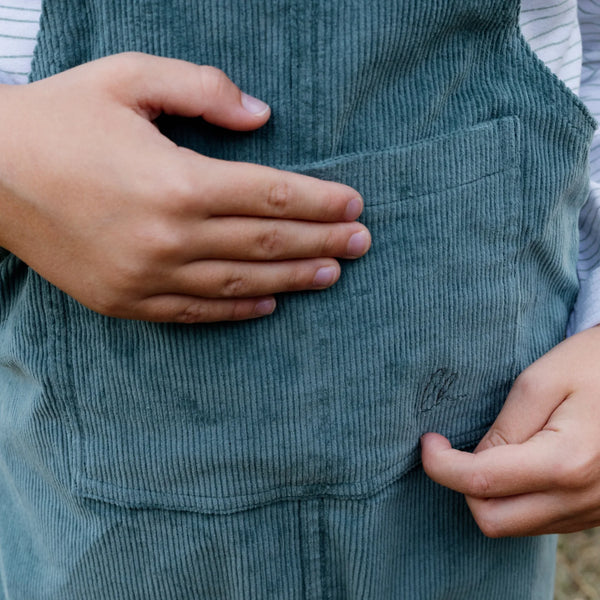 Cord-Latzhose mit großer Tasche, salbeigrün