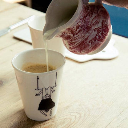 Tasse "Trapezmädchen" aus Porzellan von Helen B
