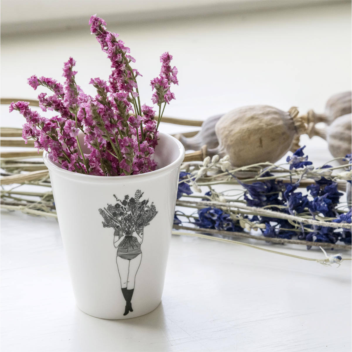 Tasse "Mädchen mit Blumenstrauß" aus Porzellan von Helen B.