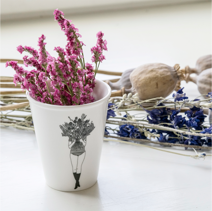 Tasse "Mädchen mit Blumenstrauß" aus Porzellan von Helen B.