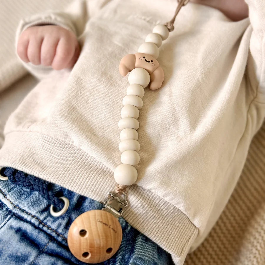 Schnullerkette mit Crossaint-Motiv von Chewies&more, verschiedene Farben