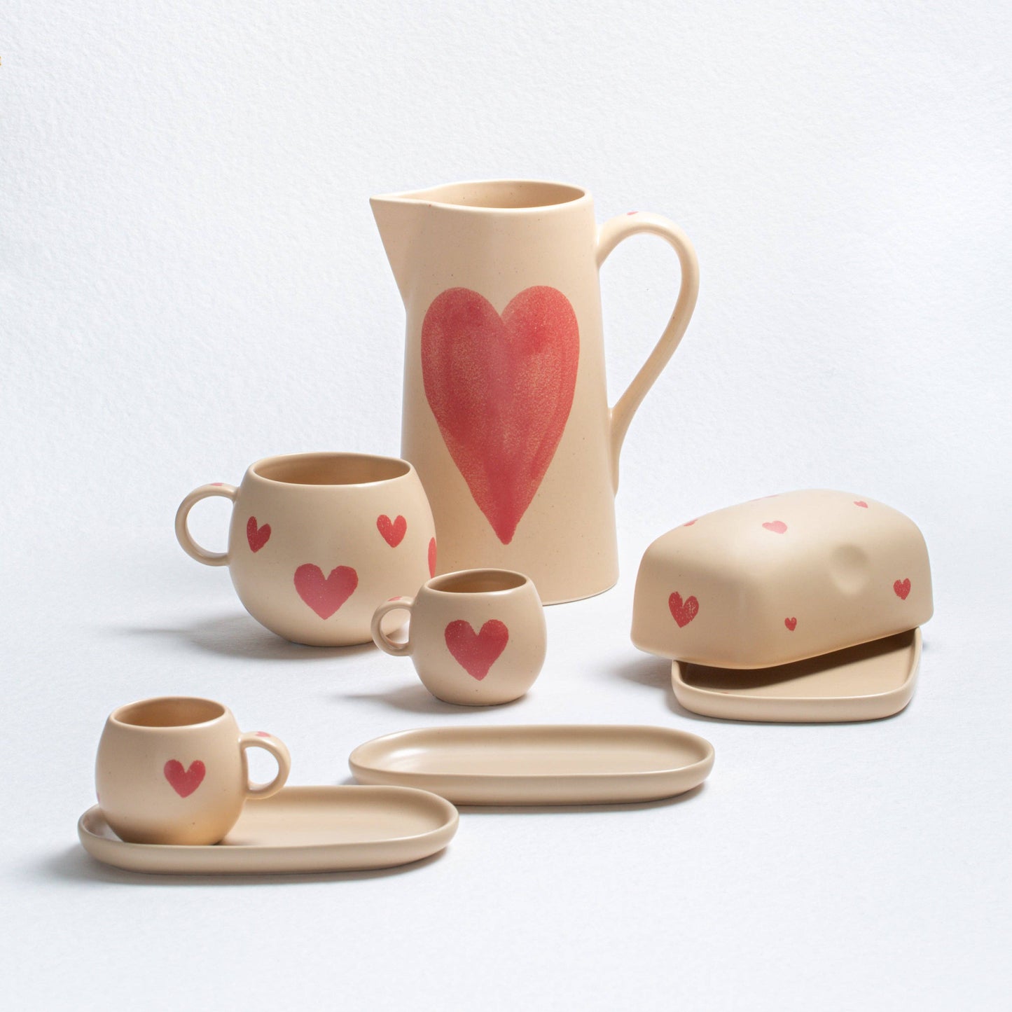 "Cozy Hearts Becher" – Steingut-Tasse von Egg Back Home, 500ml