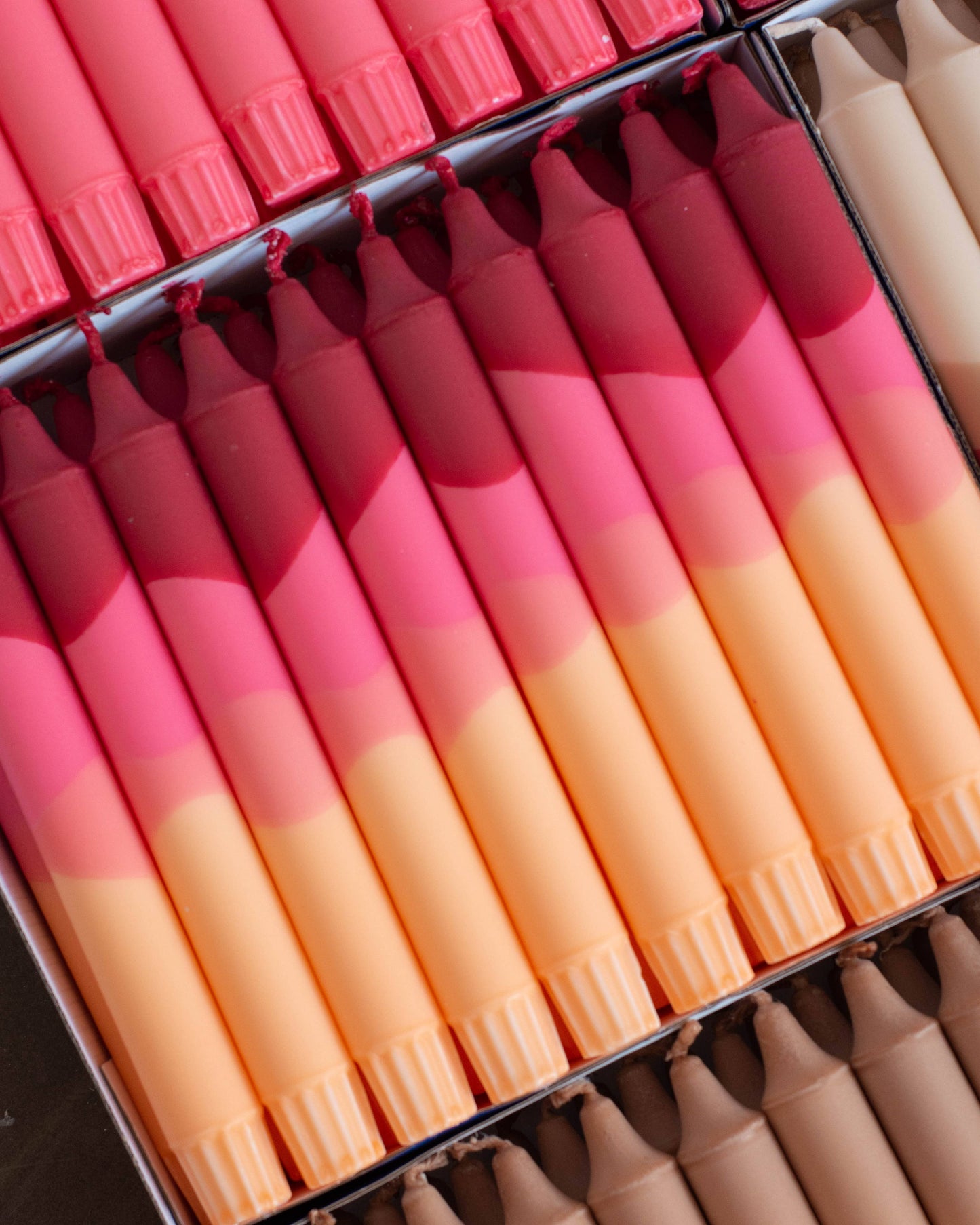 Herbst-Kerze in  Dip-Dye-Optik von Nordtrice (Rot/Rosa/Orange)