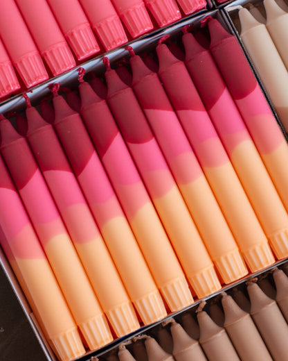Herbst-Kerze in  Dip-Dye-Optik von Nordtrice (Rot/Rosa/Orange)