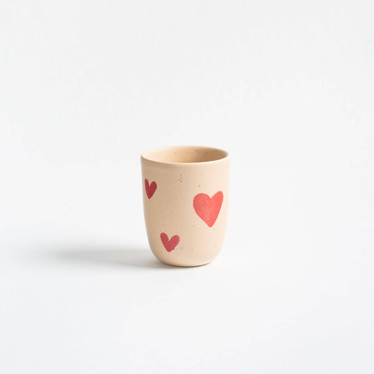 "Cozy Hearts" Becher – Steingut-Tasse von Egg Back Home, 220ml