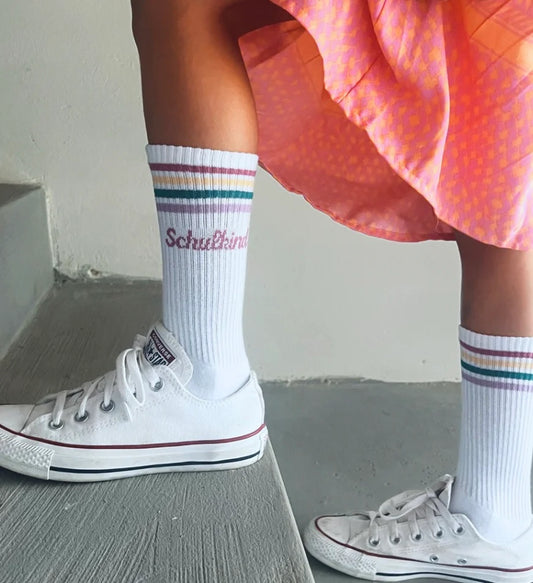 "Schulkind" Socken mit lila Schrift von Loones, verschiedene Größen