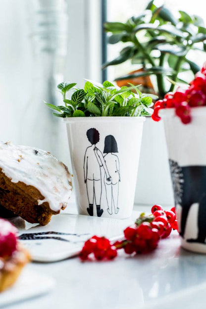 Tasse "Nacktes Paar von hinten" von helen b.