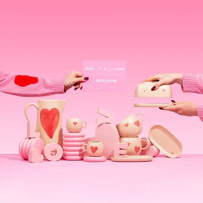 "Cozy Hearts Becher" – Steingut-Tasse von Egg Back Home, 500ml