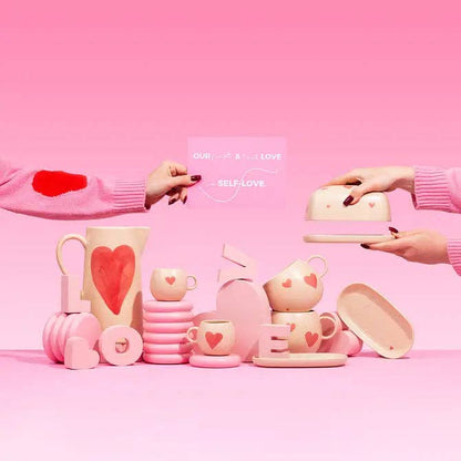 "Cozy Hearts Becher" – Steingut-Tasse von Egg Back Home, 500ml