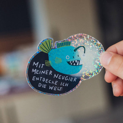 Anglerfisch-Glitzersticker "Mit meiner Neugier entdecke ich die Welt" von Liesels Wicht