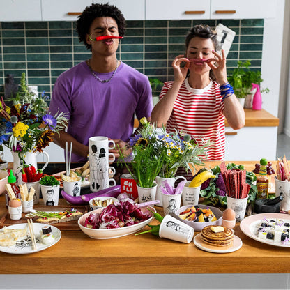 Tasse "I need Coffee" aus Porzellan von helen b.