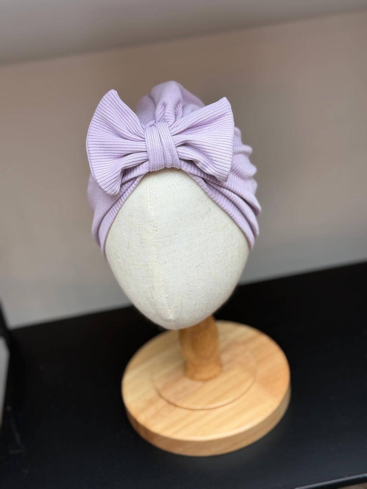 Violette Turban-Mütze mit Schleife von Fräulein Muh