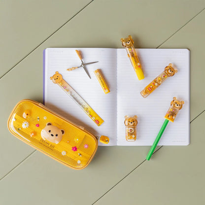 Überblick der Bear Sweet Bear Kollektion von Legami mit Mäppchen, Korrekturroller, Kleberoller, Schere und Lineal auf einem aufgeschlagenen Notizbuch