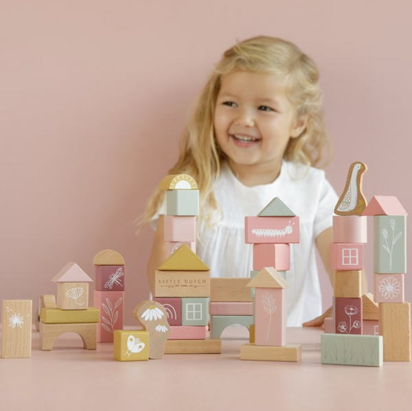 Rosa Bausteine-Set aus Holz im Eimer von Little Dutch