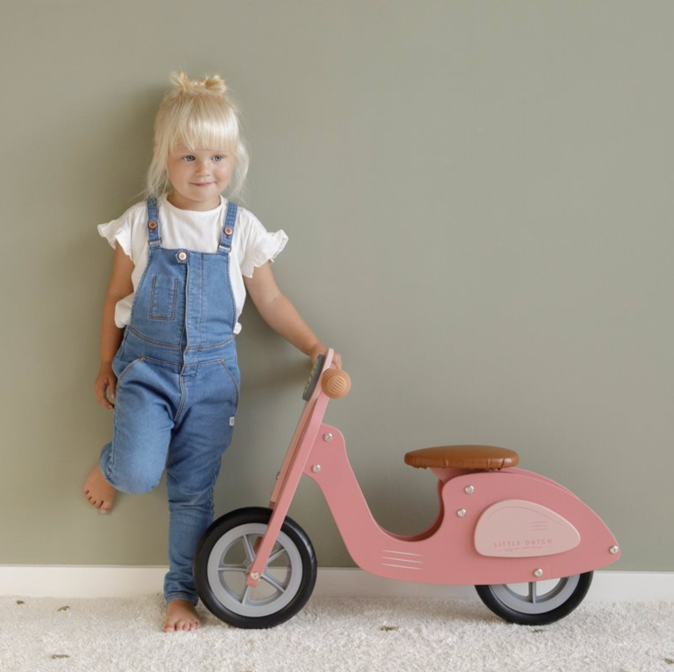 Rosa Laufrad im Vespa-Stil von Little Dutch