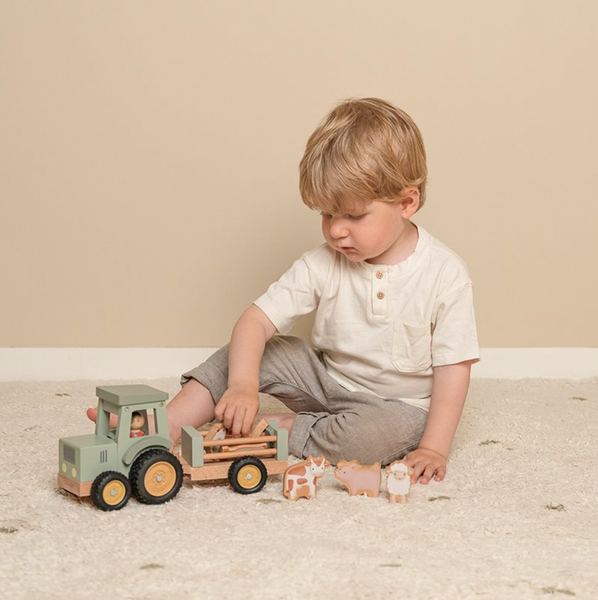Traktor mit Anhänger von Little Dutch - Holzspielzeug für Kinder ab 18 Monaten