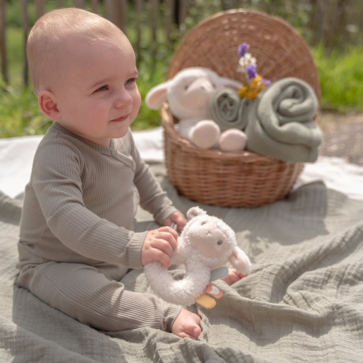 Weiche Stoffrassel "Schaf" von Little Dutch