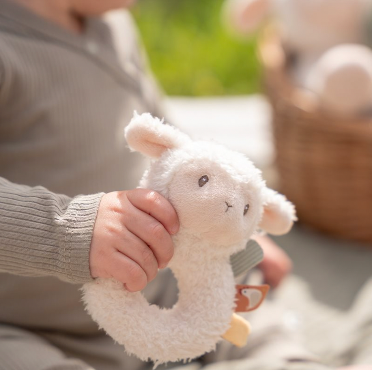 Weiche Stoffrassel "Schaf" von Little Dutch