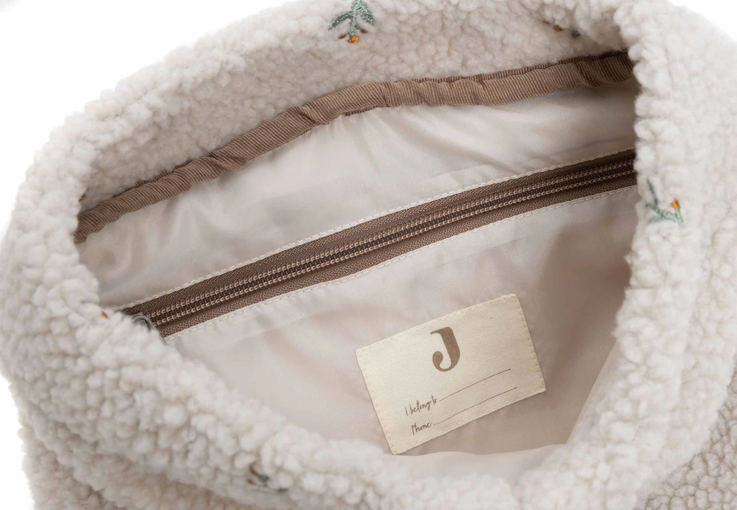 Der Rucksack im Teddy Lovely-Design von Jollein ist perfekt für Kinder ab 2-3 Jahren. Mit seinem angesagtem Boucle Stoff ist er angenehm weich zu tragen und hat genügend Volumen um Brotdose, Trinkflasche und Co. zu transportieren.