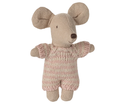 Babymaus mit Tragetasche von Maileg - perfekt für das Mäusehaus, Rose
