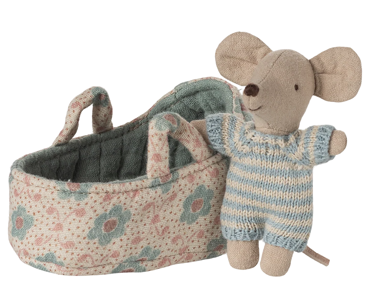 Babymaus mit Tragetasche "Blau" von Maileg - perfekt für das Mäusehaus