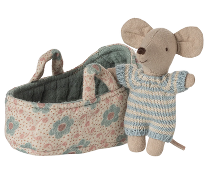 Babymaus mit Tragetasche "Blau" von Maileg - perfekt für das Mäusehaus