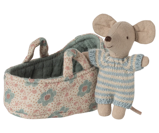 Babymaus mit Tragetasche "Blau" von Maileg - perfekt für das Mäusehaus