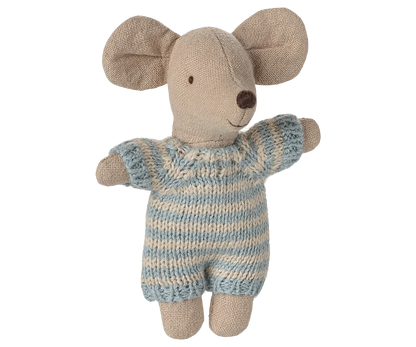 Babymaus mit Tragetasche "Blau" von Maileg - perfekt für das Mäusehaus