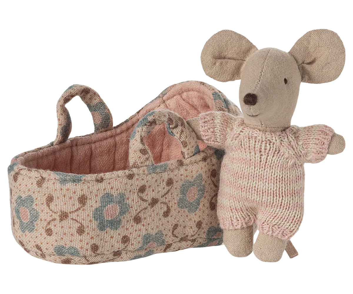 Babymaus mit Tragetasche von Maileg - perfekt für das Mäusehaus, Rose