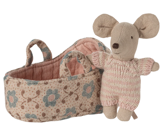 Babymaus mit Tragetasche von Maileg - perfekt für das Mäusehaus, Rose