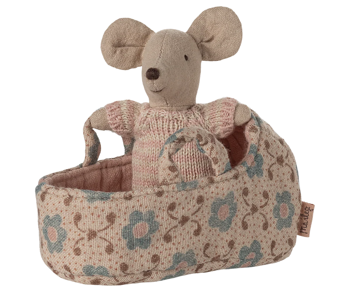 Babymaus mit Tragetasche von Maileg - perfekt für das Mäusehaus, Rose