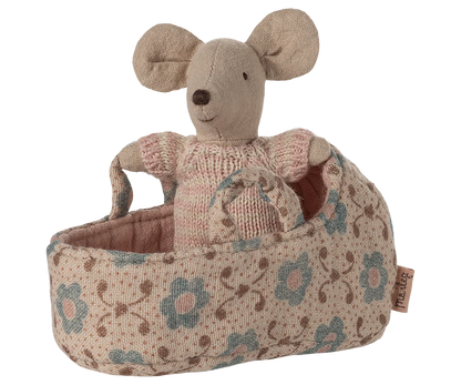 Babymaus mit Tragetasche von Maileg - perfekt für das Mäusehaus, Rose