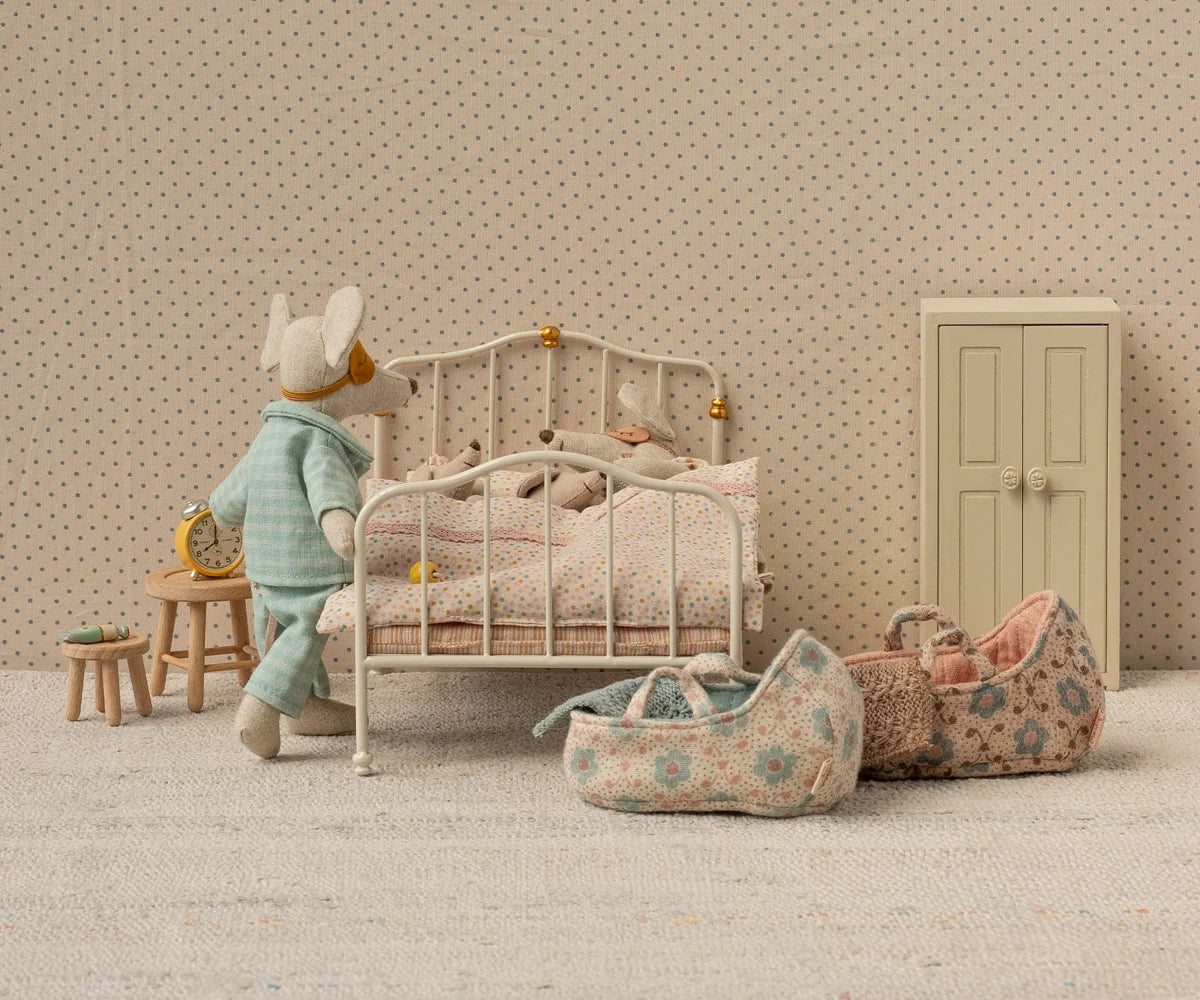 Weißes Vintage Bett "Off-White" von Maileg - perfekt für das Mäusehaus