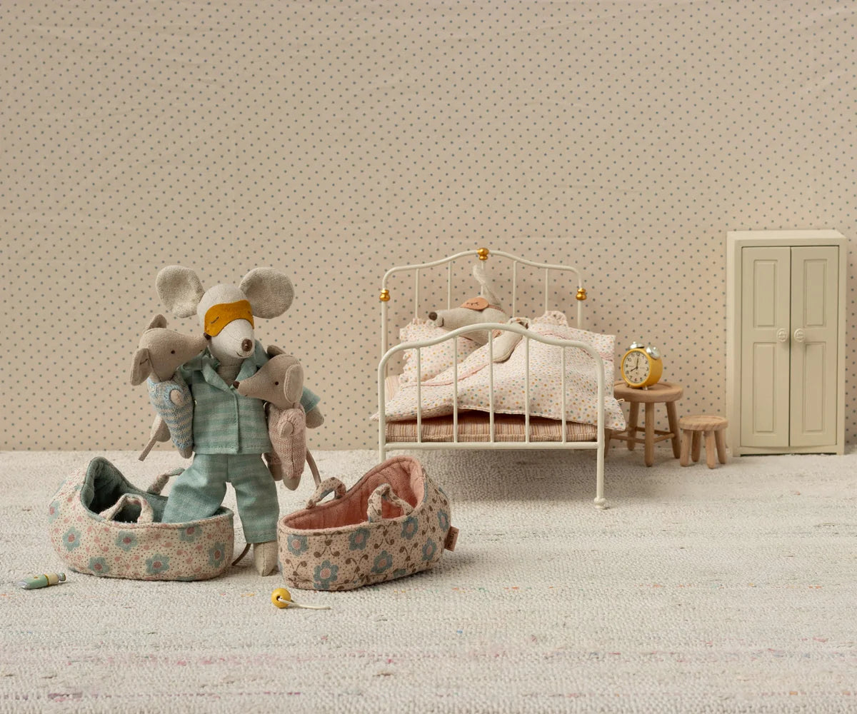 Babymaus mit Tragetasche "Blau" von Maileg - perfekt für das Mäusehaus