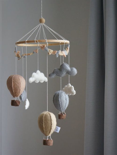 Mobile mit beigen Heißluftballons von Gamcha